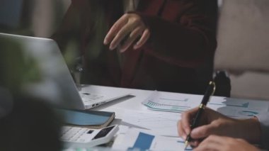 Yatırım sonuçlarını kontrol eden Asyalı erkek finans görevlisi veya muhasebeci, mali bütçe analizi sonuçları özetlemeyi ve denetim konsepti ve yatırım sonuçlarını toplantıya rapor etmeyi planlıyor.