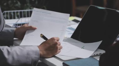 Yatırım sonuçlarını kontrol eden Asyalı erkek finans görevlisi veya muhasebeci, mali bütçe analizi sonuçları özetlemeyi ve denetim konsepti ve yatırım sonuçlarını toplantıya rapor etmeyi planlıyor.