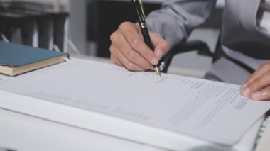 Yatırım sonuçlarını kontrol eden Asyalı erkek finans görevlisi veya muhasebeci, mali bütçe analizi sonuçları özetlemeyi ve denetim konsepti ve yatırım sonuçlarını toplantıya rapor etmeyi planlıyor.