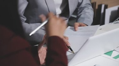 Yatırım sonuçlarını kontrol eden Asyalı erkek finans görevlisi veya muhasebeci, mali bütçe analizi sonuçları özetlemeyi ve denetim konsepti ve yatırım sonuçlarını toplantıya rapor etmeyi planlıyor.