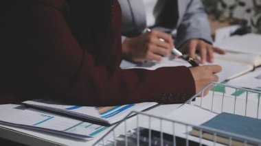 Yatırım sonuçlarını kontrol eden Asyalı erkek finans görevlisi veya muhasebeci, mali bütçe analizi sonuçları özetlemeyi ve denetim konsepti ve yatırım sonuçlarını toplantıya rapor etmeyi planlıyor.