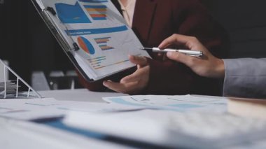 Yatırım sonuçlarını kontrol eden Asyalı erkek finans görevlisi veya muhasebeci, mali bütçe analizi sonuçları özetlemeyi ve denetim konsepti ve yatırım sonuçlarını toplantıya rapor etmeyi planlıyor.