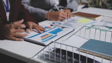 Yatırım sonuçlarını kontrol eden Asyalı erkek finans görevlisi veya muhasebeci, mali bütçe analizi sonuçları özetlemeyi ve denetim konsepti ve yatırım sonuçlarını toplantıya rapor etmeyi planlıyor.