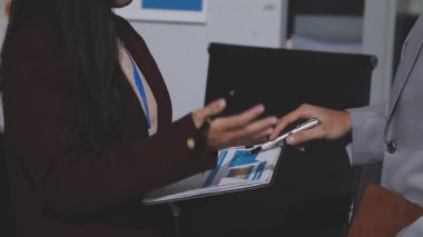 Yatırım sonuçlarını kontrol eden Asyalı erkek finans görevlisi veya muhasebeci, mali bütçe analizi sonuçları özetlemeyi ve denetim konsepti ve yatırım sonuçlarını toplantıya rapor etmeyi planlıyor.