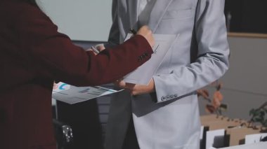 Yatırım sonuçlarını kontrol eden Asyalı erkek finans görevlisi veya muhasebeci, mali bütçe analizi sonuçları özetlemeyi ve denetim konsepti ve yatırım sonuçlarını toplantıya rapor etmeyi planlıyor.