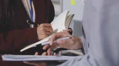 Yatırım sonuçlarını kontrol eden Asyalı erkek finans görevlisi veya muhasebeci, mali bütçe analizi sonuçları özetlemeyi ve denetim konsepti ve yatırım sonuçlarını toplantıya rapor etmeyi planlıyor.