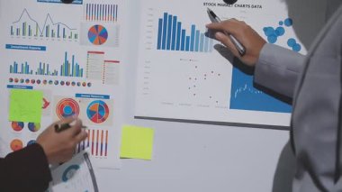 Yatırım sonuçlarını kontrol eden Asyalı erkek finans görevlisi veya muhasebeci, mali bütçe analizi sonuçları özetlemeyi ve denetim konsepti ve yatırım sonuçlarını toplantıya rapor etmeyi planlıyor.