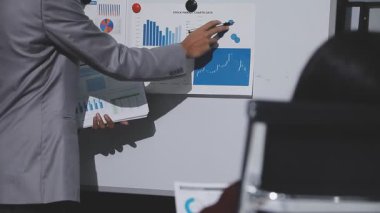 Yatırım sonuçlarını kontrol eden Asyalı erkek finans görevlisi veya muhasebeci, mali bütçe analizi sonuçları özetlemeyi ve denetim konsepti ve yatırım sonuçlarını toplantıya rapor etmeyi planlıyor.