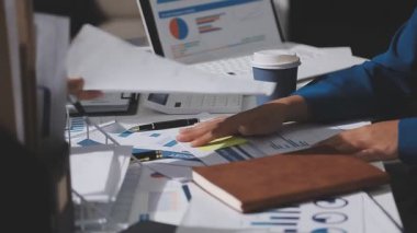 Yatırım sonuçlarını kontrol eden Asyalı erkek finans görevlisi veya muhasebeci, mali bütçe analizi sonuçları özetlemeyi ve denetim konsepti ve yatırım sonuçlarını toplantıya rapor etmeyi planlıyor.