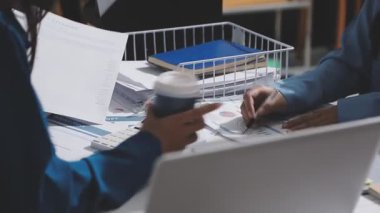 Yatırım sonuçlarını kontrol eden Asyalı erkek finans görevlisi veya muhasebeci, mali bütçe analizi sonuçları özetlemeyi ve denetim konsepti ve yatırım sonuçlarını toplantıya rapor etmeyi planlıyor.