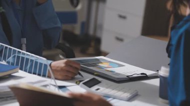 Yatırım sonuçlarını kontrol eden Asyalı erkek finans görevlisi veya muhasebeci, mali bütçe analizi sonuçları özetlemeyi ve denetim konsepti ve yatırım sonuçlarını toplantıya rapor etmeyi planlıyor.