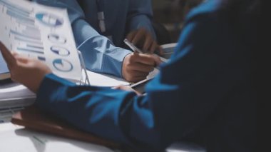 Yatırım sonuçlarını kontrol eden Asyalı erkek finans görevlisi veya muhasebeci, mali bütçe analizi sonuçları özetlemeyi ve denetim konsepti ve yatırım sonuçlarını toplantıya rapor etmeyi planlıyor.