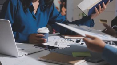 Yatırım sonuçlarını kontrol eden Asyalı erkek finans görevlisi veya muhasebeci, mali bütçe analizi sonuçları özetlemeyi ve denetim konsepti ve yatırım sonuçlarını toplantıya rapor etmeyi planlıyor.