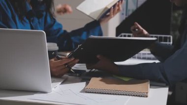 Yatırım sonuçlarını kontrol eden Asyalı erkek finans görevlisi veya muhasebeci, mali bütçe analizi sonuçları özetlemeyi ve denetim konsepti ve yatırım sonuçlarını toplantıya rapor etmeyi planlıyor.