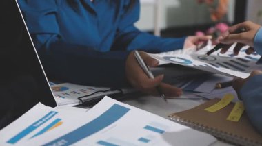 Yatırım sonuçlarını kontrol eden Asyalı erkek finans görevlisi veya muhasebeci, mali bütçe analizi sonuçları özetlemeyi ve denetim konsepti ve yatırım sonuçlarını toplantıya rapor etmeyi planlıyor.