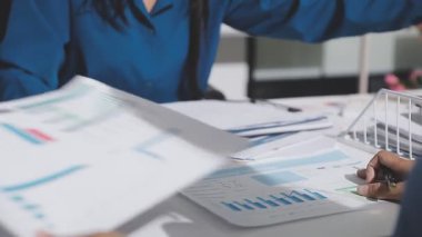 Yatırım sonuçlarını kontrol eden Asyalı erkek finans görevlisi veya muhasebeci, mali bütçe analizi sonuçları özetlemeyi ve denetim konsepti ve yatırım sonuçlarını toplantıya rapor etmeyi planlıyor.