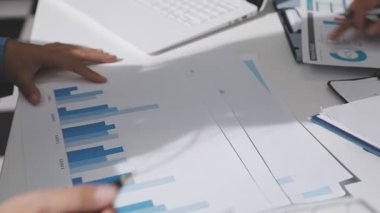 Yatırım sonuçlarını kontrol eden Asyalı erkek finans görevlisi veya muhasebeci, mali bütçe analizi sonuçları özetlemeyi ve denetim konsepti ve yatırım sonuçlarını toplantıya rapor etmeyi planlıyor.