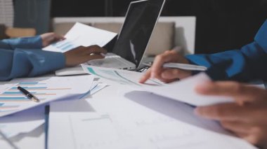 Yatırım sonuçlarını kontrol eden Asyalı erkek finans görevlisi veya muhasebeci, mali bütçe analizi sonuçları özetlemeyi ve denetim konsepti ve yatırım sonuçlarını toplantıya rapor etmeyi planlıyor.