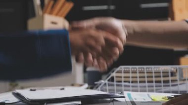 Yatırım sonuçlarını kontrol eden Asyalı erkek finans görevlisi veya muhasebeci, mali bütçe analizi sonuçları özetlemeyi ve denetim konsepti ve yatırım sonuçlarını toplantıya rapor etmeyi planlıyor.