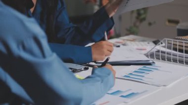 Yatırım sonuçlarını kontrol eden Asyalı erkek finans görevlisi veya muhasebeci, mali bütçe analizi sonuçları özetlemeyi ve denetim konsepti ve yatırım sonuçlarını toplantıya rapor etmeyi planlıyor.