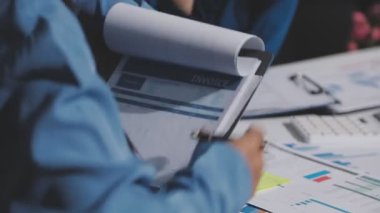 Yatırım sonuçlarını kontrol eden Asyalı erkek finans görevlisi veya muhasebeci, mali bütçe analizi sonuçları özetlemeyi ve denetim konsepti ve yatırım sonuçlarını toplantıya rapor etmeyi planlıyor.