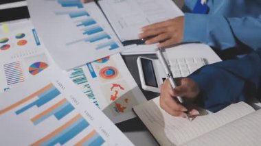 Yatırım sonuçlarını kontrol eden Asyalı erkek finans görevlisi veya muhasebeci, mali bütçe analizi sonuçları özetlemeyi ve denetim konsepti ve yatırım sonuçlarını toplantıya rapor etmeyi planlıyor.