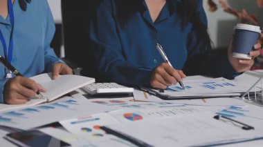 Yatırım sonuçlarını kontrol eden Asyalı erkek finans görevlisi veya muhasebeci, mali bütçe analizi sonuçları özetlemeyi ve denetim konsepti ve yatırım sonuçlarını toplantıya rapor etmeyi planlıyor.