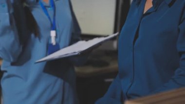 Yatırım sonuçlarını kontrol eden Asyalı erkek finans görevlisi veya muhasebeci, mali bütçe analizi sonuçları özetlemeyi ve denetim konsepti ve yatırım sonuçlarını toplantıya rapor etmeyi planlıyor.