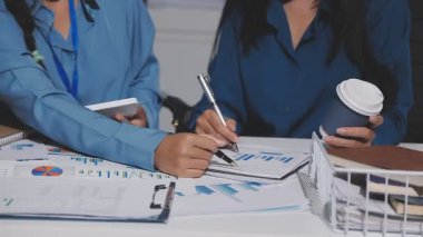 Yatırım sonuçlarını kontrol eden Asyalı erkek finans görevlisi veya muhasebeci, mali bütçe analizi sonuçları özetlemeyi ve denetim konsepti ve yatırım sonuçlarını toplantıya rapor etmeyi planlıyor.