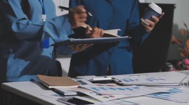 Yatırım sonuçlarını kontrol eden Asyalı erkek finans görevlisi veya muhasebeci, mali bütçe analizi sonuçları özetlemeyi ve denetim konsepti ve yatırım sonuçlarını toplantıya rapor etmeyi planlıyor.