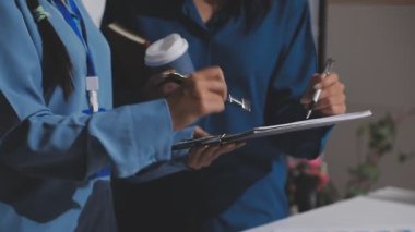 Yatırım sonuçlarını kontrol eden Asyalı erkek finans görevlisi veya muhasebeci, mali bütçe analizi sonuçları özetlemeyi ve denetim konsepti ve yatırım sonuçlarını toplantıya rapor etmeyi planlıyor.