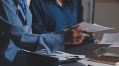 Yatırım sonuçlarını kontrol eden Asyalı erkek finans görevlisi veya muhasebeci, mali bütçe analizi sonuçları özetlemeyi ve denetim konsepti ve yatırım sonuçlarını toplantıya rapor etmeyi planlıyor.