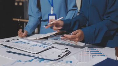 Yatırım sonuçlarını kontrol eden Asyalı erkek finans görevlisi veya muhasebeci, mali bütçe analizi sonuçları özetlemeyi ve denetim konsepti ve yatırım sonuçlarını toplantıya rapor etmeyi planlıyor.