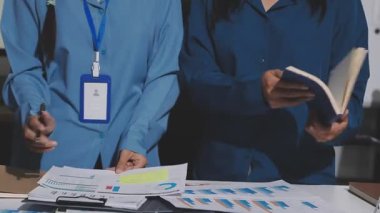 Yatırım sonuçlarını kontrol eden Asyalı erkek finans görevlisi veya muhasebeci, mali bütçe analizi sonuçları özetlemeyi ve denetim konsepti ve yatırım sonuçlarını toplantıya rapor etmeyi planlıyor.