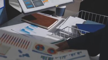 Yatırım sonuçlarını kontrol eden Asyalı erkek finans görevlisi veya muhasebeci, mali bütçe analizi sonuçları özetlemeyi ve denetim konsepti ve yatırım sonuçlarını toplantıya rapor etmeyi planlıyor.