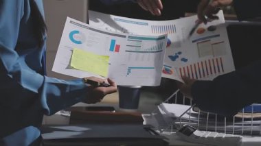 Yatırım sonuçlarını kontrol eden Asyalı erkek finans görevlisi veya muhasebeci, mali bütçe analizi sonuçları özetlemeyi ve denetim konsepti ve yatırım sonuçlarını toplantıya rapor etmeyi planlıyor.