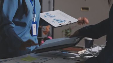 Yatırım sonuçlarını kontrol eden Asyalı erkek finans görevlisi veya muhasebeci, mali bütçe analizi sonuçları özetlemeyi ve denetim konsepti ve yatırım sonuçlarını toplantıya rapor etmeyi planlıyor.