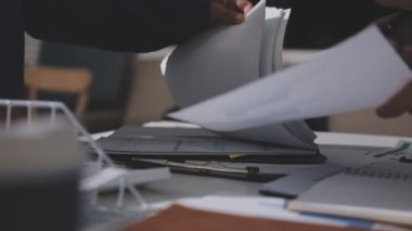 Yatırım sonuçlarını kontrol eden Asyalı erkek finans görevlisi veya muhasebeci, mali bütçe analizi sonuçları özetlemeyi ve denetim konsepti ve yatırım sonuçlarını toplantıya rapor etmeyi planlıyor.