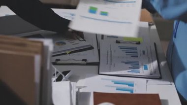 Yatırım sonuçlarını kontrol eden Asyalı erkek finans görevlisi veya muhasebeci, mali bütçe analizi sonuçları özetlemeyi ve denetim konsepti ve yatırım sonuçlarını toplantıya rapor etmeyi planlıyor.