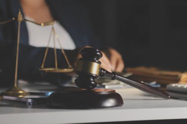 İş kadını ve erkek avukat veya hakim danışmanlığı ve konferansı hukuk firması, hukuk ve hukuk hizmetleri kavramında müvekkil ile takım toplantısı yapmak