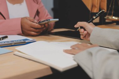 Profesyonel iş kadını ve erkek avukatların danışmanlık ve konferansı. Hukuk firmasında çalışıyorlar ve tartışıyorlar. Hukuk kavramları, Yargıç Tokmak adalet terazisiyle.