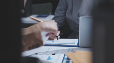 Ofiste çalışan iki ciddi iş adamı iş yerinde dizüstü bilgisayarlarıyla birlikte şirketin mali durumunu inceleyen bilgisayar monitörlerine bakıyor. Muhasebeci iş konsepti.