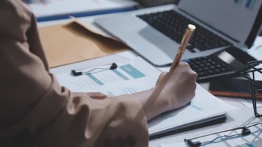 Ofiste çalışan iki ciddi iş adamı iş yerinde dizüstü bilgisayarlarıyla birlikte şirketin mali durumunu inceleyen bilgisayar monitörlerine bakıyor. Muhasebeci iş konsepti.