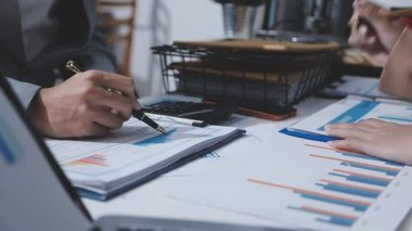 Ofiste çalışan iki ciddi iş adamı iş yerinde dizüstü bilgisayarlarıyla birlikte şirketin mali durumunu inceleyen bilgisayar monitörlerine bakıyor. Muhasebeci iş konsepti.