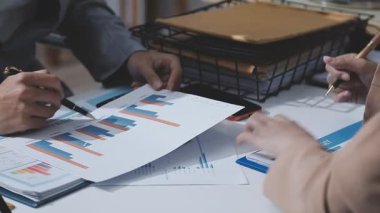 Ofiste çalışan iki ciddi iş adamı iş yerinde dizüstü bilgisayarlarıyla birlikte şirketin mali durumunu inceleyen bilgisayar monitörlerine bakıyor. Muhasebeci iş konsepti.