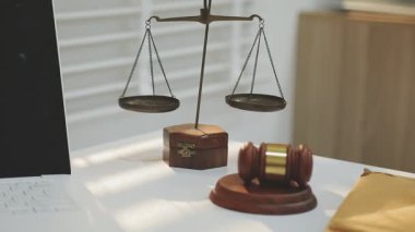 Yargıç Gavin ve Adalet Avukatları 'nın arka plandaki hukuk firmasında takım toplantısı var. Ofiste müvekkili olan noter.