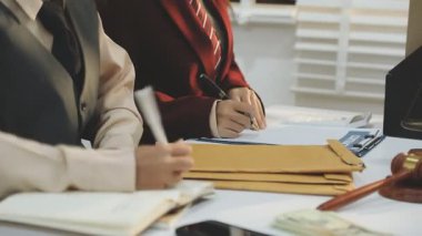 Yargıç Gavin ve Adalet Avukatları 'nın arka plandaki hukuk firmasında takım toplantısı var. Ofiste müvekkili olan noter.