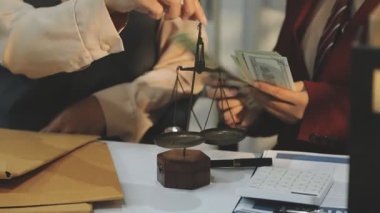 Yargıç Gavin ve Adalet Avukatları 'nın arka plandaki hukuk firmasında takım toplantısı var. Ofiste müvekkili olan noter.