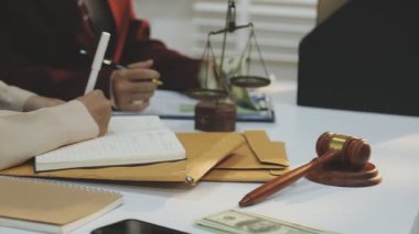 Yargıç Gavin ve Adalet Avukatları 'nın arka plandaki hukuk firmasında takım toplantısı var. Ofiste müvekkili olan noter.