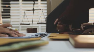 Yargıç Gavin ve Adalet Avukatları 'nın arka plandaki hukuk firmasında takım toplantısı var. Ofiste müvekkili olan noter.